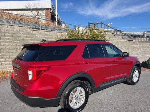 Used 2022 Ford Explorer XLT w/ Equipment Group 202A image 5