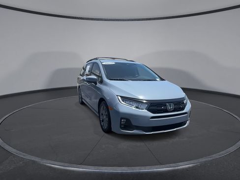 Used 2025 Honda Odyssey Touring image 2