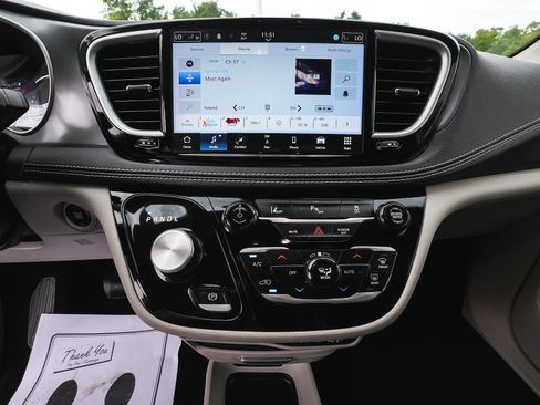Used 2024 Chrysler Pacifica Limited FWD image 24