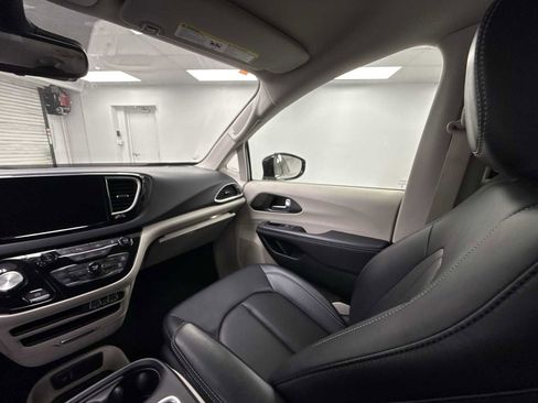 Used 2024 Chrysler Pacifica Touring-L image 11