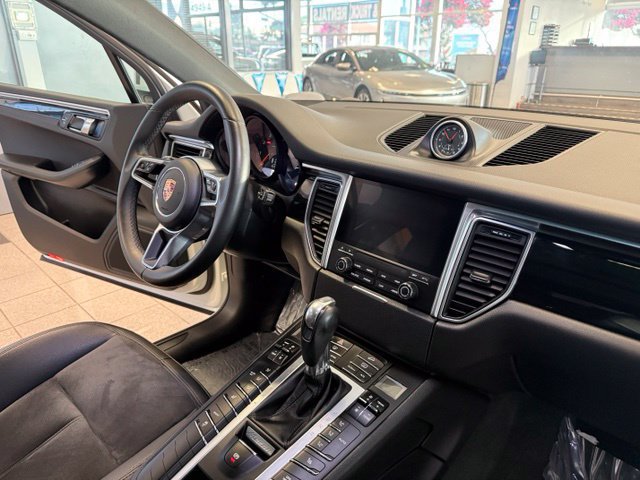 Used 2018 Porsche Macan AWD/4WD image 28