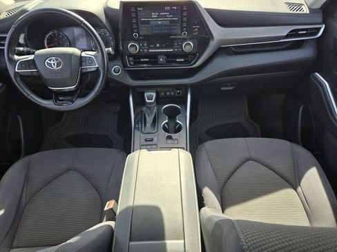 Used 2021 Toyota Highlander LE image 14