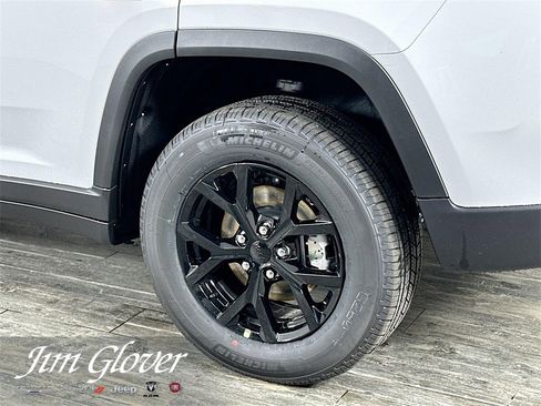 New 2025 Jeep Grand Cherokee Altitude image 12