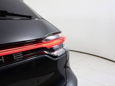 Certified 2025 Porsche Macan image 12
