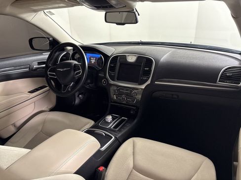 Used 2019 Chrysler 300 Touring w/ Chrome Appearance Package image 14