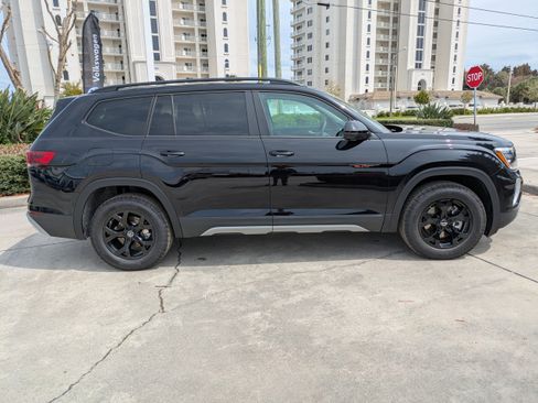 New 2026 Volkswagen Atlas Peak Edition image 3