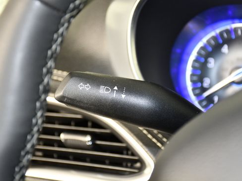 Used 2025 Chrysler Pacifica Limited image 22