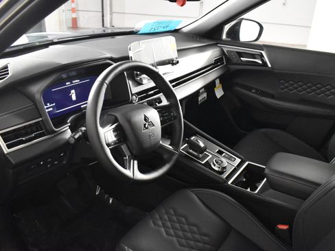 Used 2025 Mitsubishi Outlander SEL Black Edition image 2