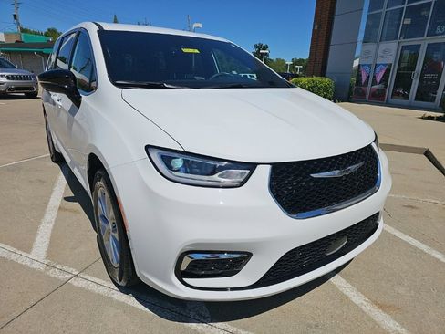 Used 2025 Chrysler Pacifica Select w/ Uconnect Theater Family Group AWD/4WD image 3