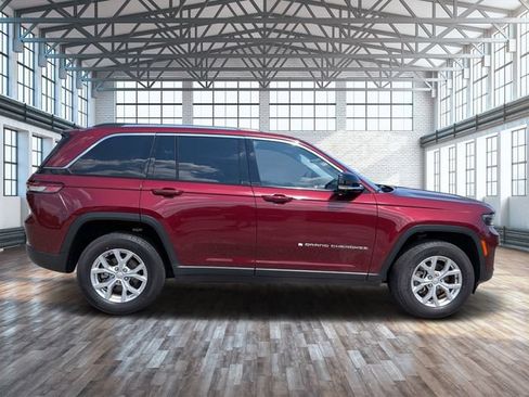 Used 2023 Jeep Grand Cherokee Limited w/ Luxury Tech Group II AWD/4WD image 2