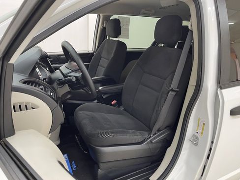 Used 2020 Dodge Grand Caravan SE w/ UConnect Hands-Free Group image 19