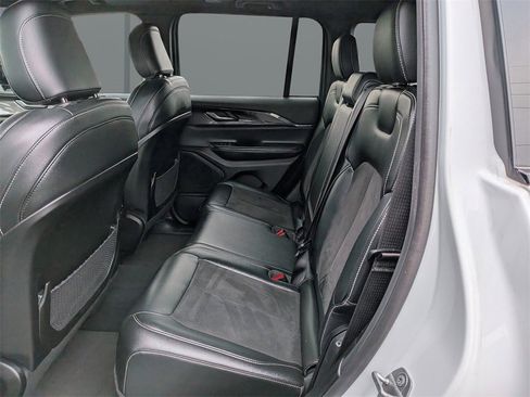 Used 2023 Jeep Grand Cherokee Altitude image 15