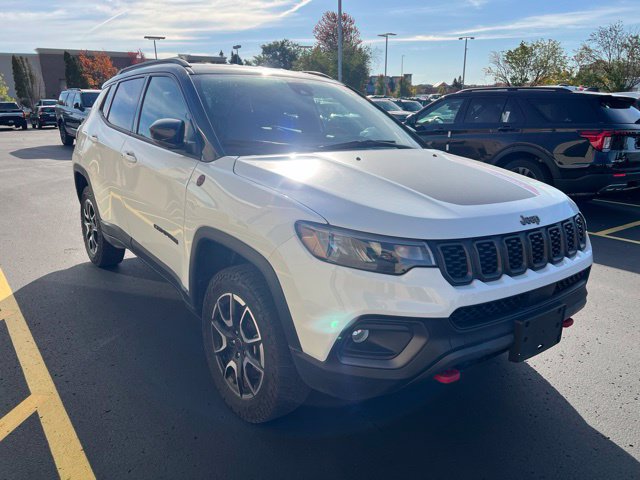Used 2025 Jeep Compass Trailhawk AWD/4WD image 1