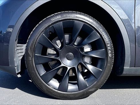 Used 2024 Tesla Model Y Long Range AWD/4WD image 35
