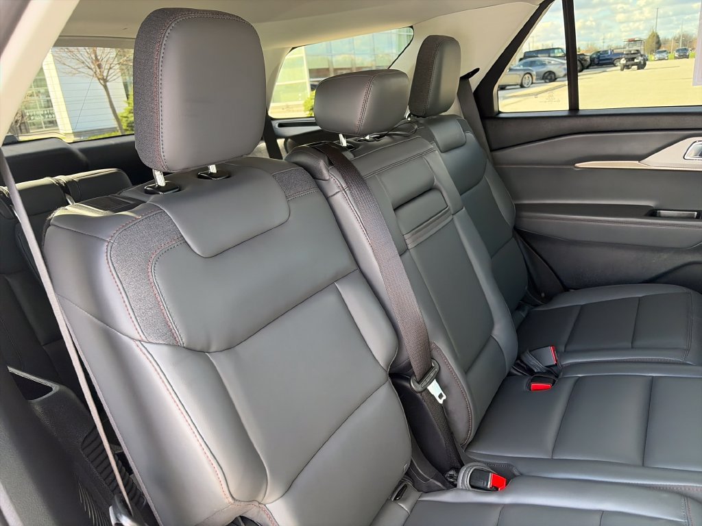 Used 2025 Ford Explorer Active w/ Active Comfort Package AWD/4WD image 34