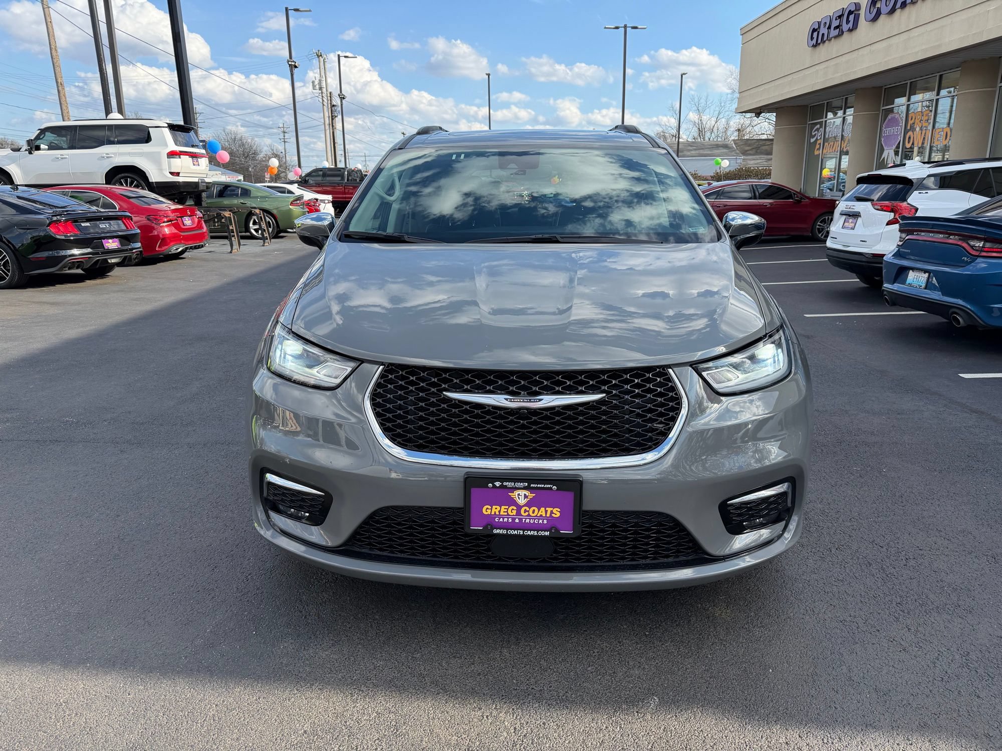 Used 2023 Chrysler Pacifica Limited FWD image 2