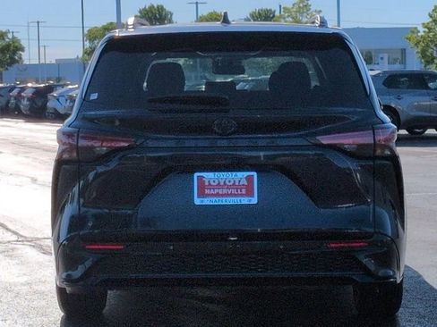 Used 2025 Toyota Sienna XSE AWD/4WD image 6