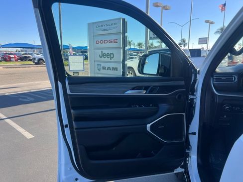 Used 2024 Jeep Wagoneer L Series II RWD image 25