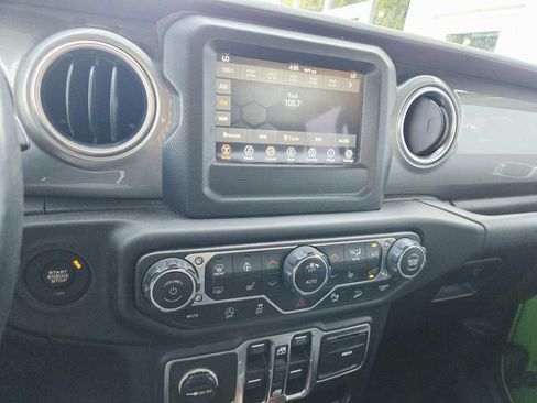 Used 2018 Jeep Wrangler Unlimited Sahara w/ Safety Group AWD/4WD image 30