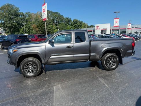 Used 2022 Toyota Tacoma SR5 w/ SR5 Appearance Package (SM) AWD/4WD image 3