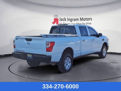 Used 2017 Nissan Titan S image 5