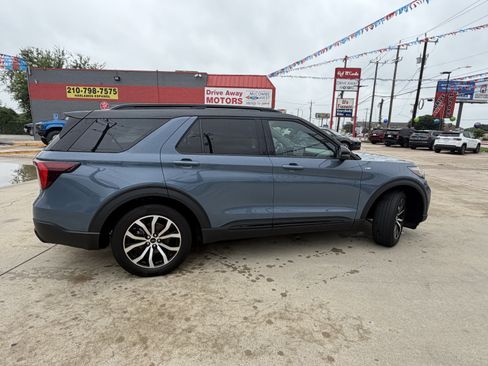 Certified 2025 Ford Explorer ST-Line w/ Premium Package RWD image 4
