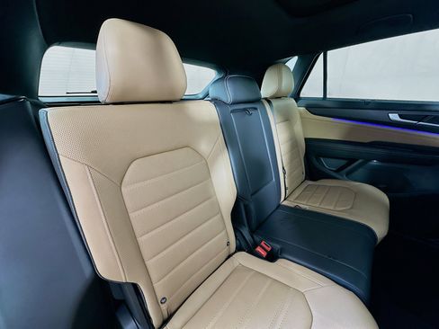 Used 2025 Volkswagen Atlas Cross Sport SEL R-Line image 27