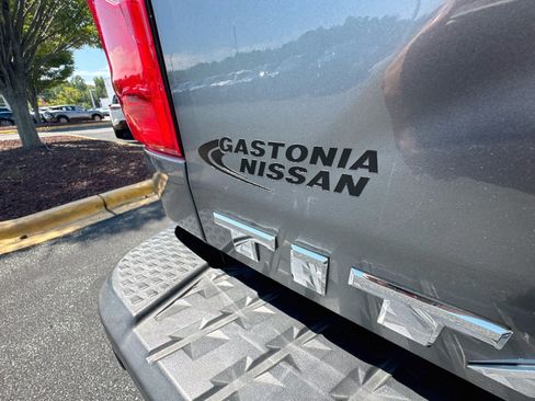 Used 2017 Nissan Titan SV AWD/4WD image 32
