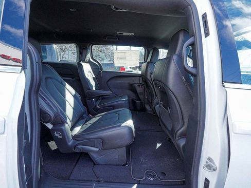 New 2026 Chrysler Pacifica Select image 36