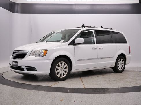 Used 2014 Chrysler Town & Country Touring FWD image 1