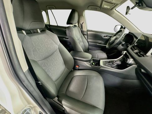 Used 2025 Toyota RAV4 XLE FWD image 30
