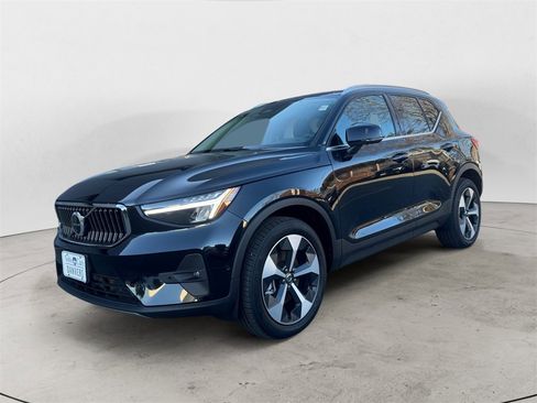 Certified 2025 Volvo XC40 B5 Plus image 2