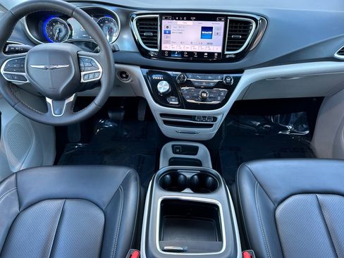 Used 2024 Chrysler Pacifica Touring-L image 14
