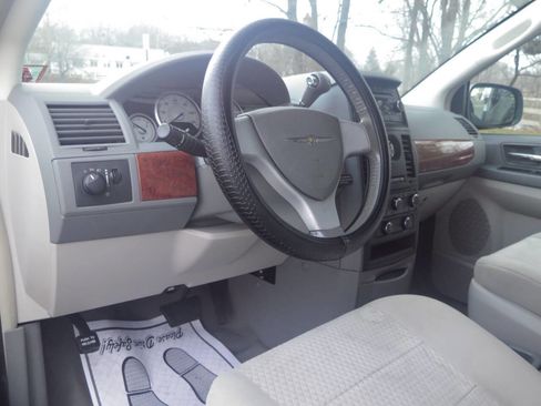 Used 2008 Chrysler Town & Country LX image 7