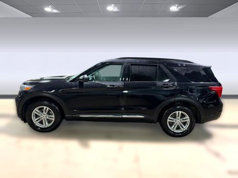 Used 2023 Ford Explorer XLT image 2