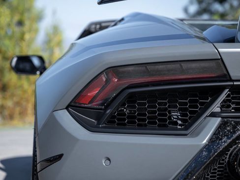 Used 2018 Lamborghini Huracan Performante image 96