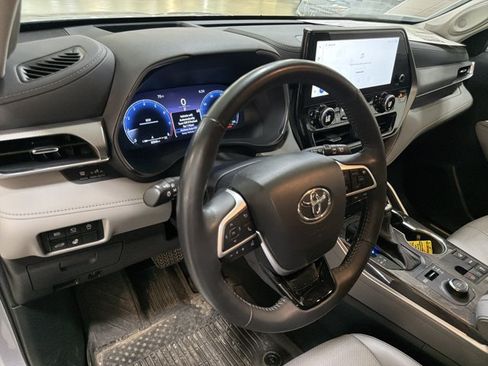 Used 2024 Toyota Highlander Platinum AWD/4WD image 9