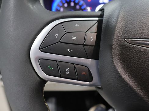 Used 2024 Chrysler Pacifica Touring-L FWD image 38