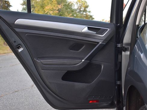 Used 2017 Volkswagen Golf S image 10