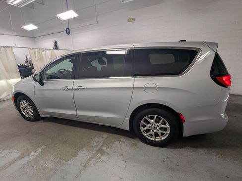 Certified 2024 Chrysler Pacifica Touring-L FWD image 10