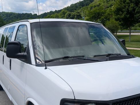 Used 2011 Chevrolet Express 3500 Extended RWD image 11