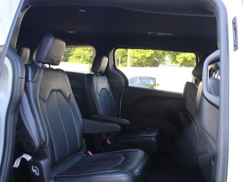 Used 2026 Chrysler Pacifica Select FWD image 13