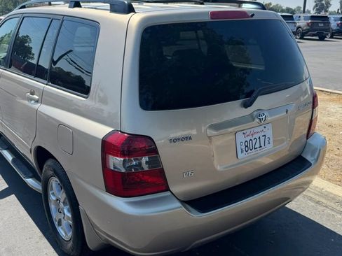 Used 2004 Toyota Highlander 2WD V6 w/ Preferred Pkg image 3
