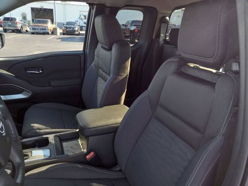 Used 2024 Nissan Frontier SV w/ SV Convenience Package image 11