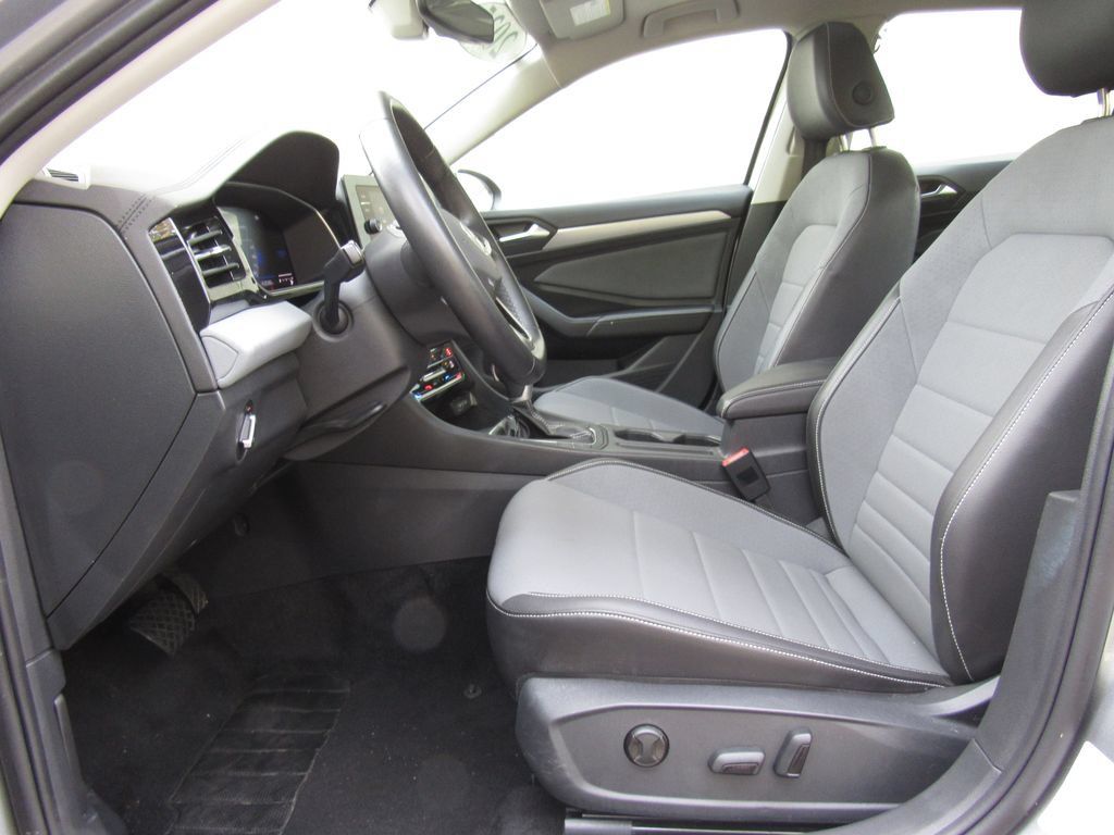 Used 2025 Volkswagen Jetta SE FWD image 10