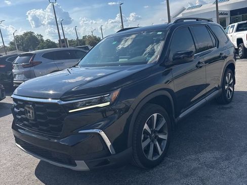 Used 2025 Honda Pilot Touring image 3