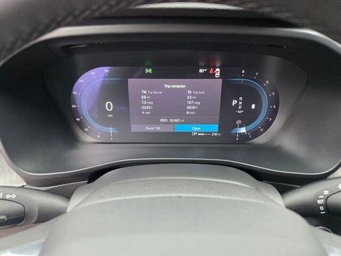 Used 2024 Volvo XC40 B5 Plus image 24