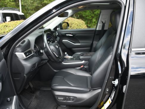 Used 2023 Toyota Highlander XLE FWD image 8