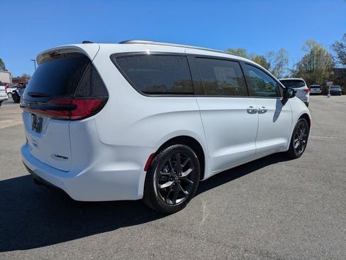 New 2026 Chrysler Pacifica Limited image 4