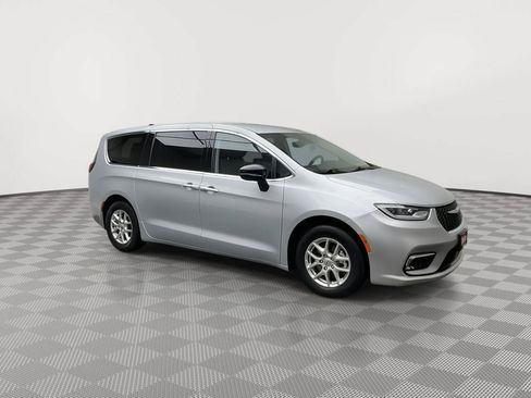 Used 2024 Chrysler Pacifica Touring-L FWD image 39
